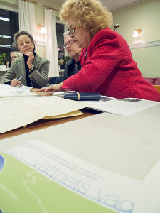 Kvesarumsåns vattendragsgrupp studerar gamla lantmäterikartor. Foto: Richard Nilsson