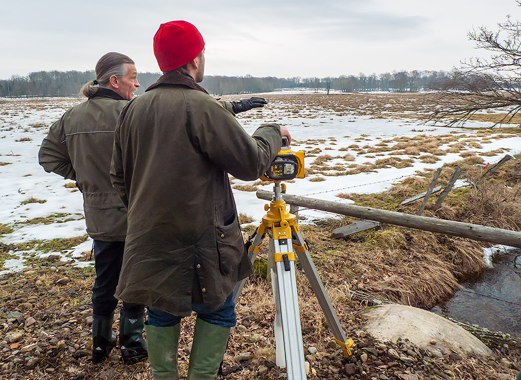 Planering av våtmarksläge tillsammans med markägaren. Foto: Richard Nilsson