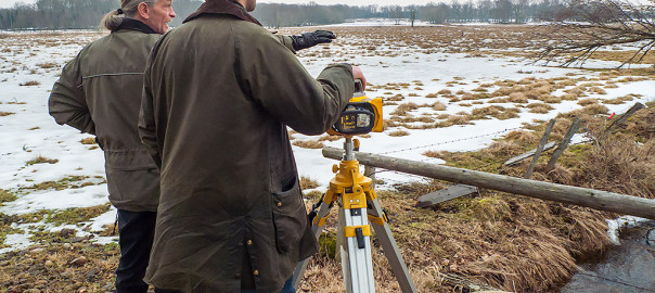 Planering av våtmarksläge tillsammans med markägaren. Foto: Richard Nilsson