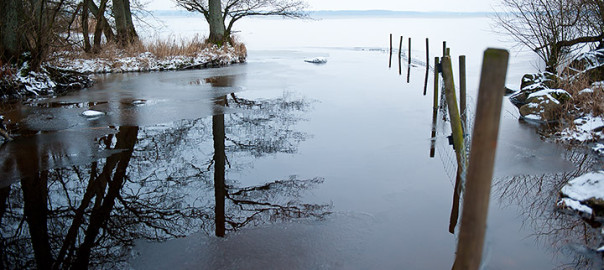 Kruddarebäckens halvfrusna utlopp i Östra Ringsjön