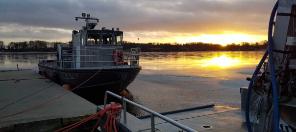 Trålbåtarna Östen och Västen i väntan på varmare väder och öppet vatten. Foto: Jimmy Lindahl