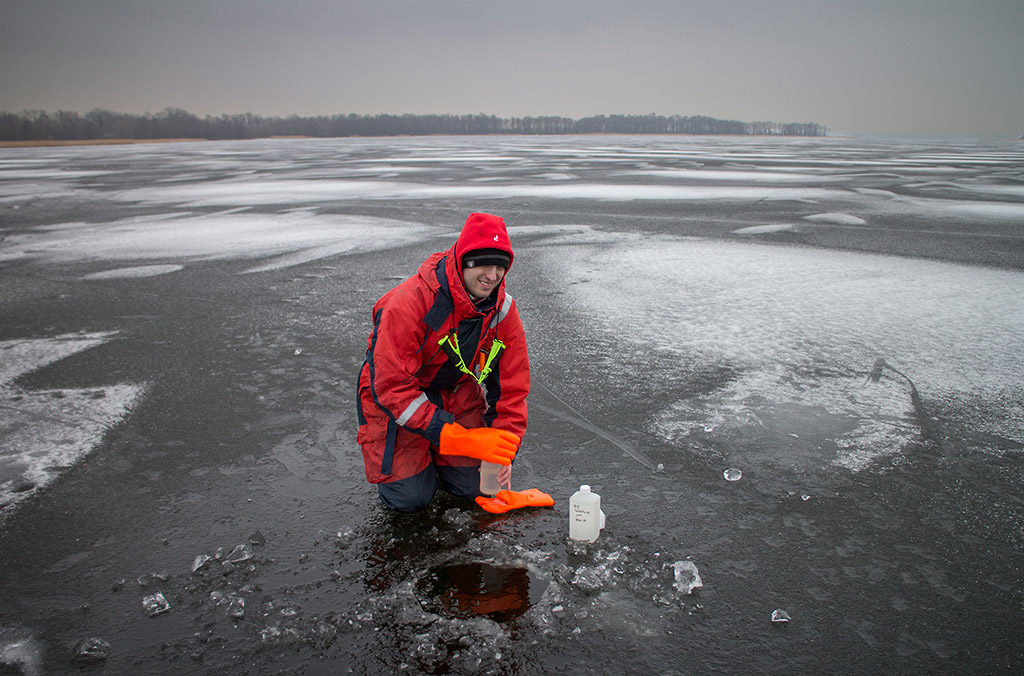 Ekologgruppen tar prover för det samordnade recipientkontrollet för Rönne ås avrinningsområde, på Sätoftasjöns provpunkt Ri5. Foto:Birgitta Bengtsson