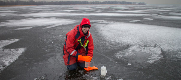 Ekologgruppen tar prover för det samordnade recipientkontrollet för Rönne ås avrinningsområde, på Sätoftasjöns provpunkt Ri5. Foto:Birgitta Bengtsson