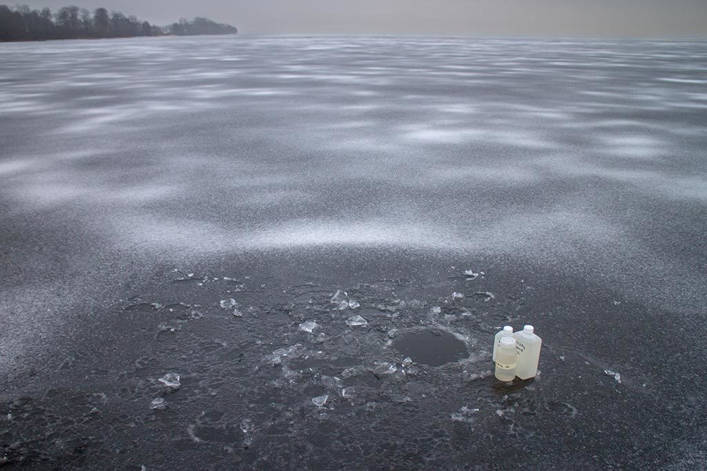 Provtagning på Östra Ringsjön inom det samordnade recipientkontrollprogrammet för Ringsjön och Rönne å en gråmulen dag i februari 2018. Foto: Birgitta Bengtsson