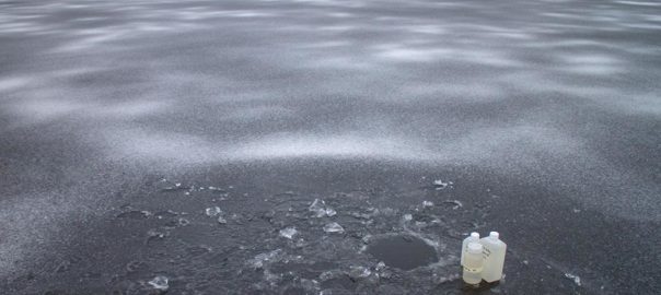 Provtagning på Östra Ringsjön inom det samordnade recipientkontrollprogrammet för Ringsjön och Rönne å en gråmulen dag i februari 2018. Foto: Birgitta Bengtsson