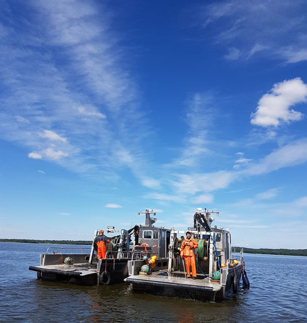 Besättningen plockar ihop och städar av båtarna inför sommaruppehållet. Foto: Jimmy Lindahl